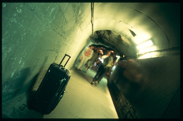 1° Aout, arête des Cosmiques. Mais que fait ce bagage incongru, sans son voyageur, dans les couloirs de l’Aiguille du Midi. Un terroriste ?